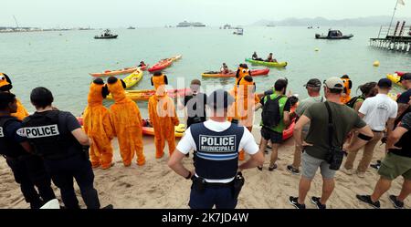 ©PHOTOPQR/NICE MATIN/Patrice Lapoirie ; Cannes ; 22/06/2022 ; Manifestations écologiques greenpeace Plage Cannes Cannes, Frankreich , juni 22. 2022 Greenpeace Protest for ecology on the Cannes Bay Stockfoto