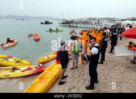 ©PHOTOPQR/NICE MATIN/Patrice Lapoirie ; Cannes ; 22/06/2022 ; Manifestations écologiques greenpeace Plage Cannes Cannes, Frankreich , juni 22. 2022 Greenpeace Protest for ecology on the Cannes Bay Stockfoto