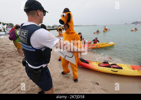 ©PHOTOPQR/NICE MATIN/Patrice Lapoirie ; Cannes ; 22/06/2022 ; Manifestations écologiques greenpeace Plage Cannes Cannes, Frankreich , juni 22. 2022 Greenpeace Protest for ecology on the Cannes Bay Stockfoto