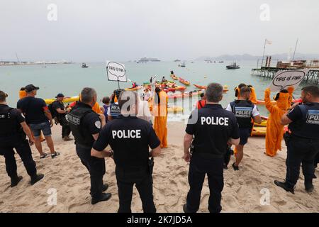 ©PHOTOPQR/NICE MATIN/Patrice Lapoirie ; Cannes ; 22/06/2022 ; Manifestations écologiques greenpeace Plage Cannes Cannes, Frankreich , juni 22. 2022 Greenpeace Protest for ecology on the Cannes Bay Stockfoto