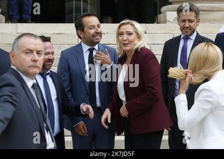 ©Sebastien Muylaert/MAXPPP - Paris 22/06/2022 der rechtsextreme Frassemblement National (RN)-Vorsitzende und Parlamentsabgeordnete Marine Le Pen (C) posiert für ein Familienbild mit Abgeordneten der französischen Nationalversammlung (Assemblee Nationale), drei Tage nach dem Ergebnis der Parlamentswahlen. Paris, 22.06.2022 Stockfoto