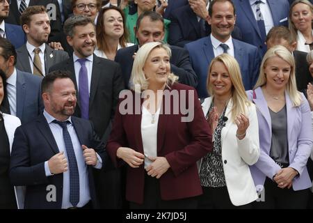 ©Sebastien Muylaert/MAXPPP - Paris 22/06/2022 der rechtsextreme Frassemblement National (RN)-Vorsitzende und Parlamentsabgeordnete Marine Le Pen (C) posiert für ein Familienbild mit Abgeordneten der französischen Nationalversammlung (Assemblee Nationale), drei Tage nach dem Ergebnis der Parlamentswahlen. Paris, 22.06.2022 Stockfoto