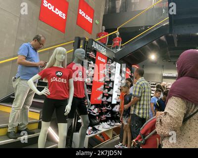 ©PHOTOPQR/LA PROVENCE/VALLAURI Nicolas ; Marseille ; 22/06/2022 ; Premier jour des soldes de l'été 2022 Ici dans la rue commercante de Saint-Ferréol dans le Centre ville de Marseille Illustration Konsommation, Konsommatrice, Konsommateur, Shopping, achat, Boutique, Magasin, Vitrine, vêtement, fringue, bonnes Affaires, réduction, prix - erster Tag der Sommerverkäufe in Frankreich, am 22. 2022. juni Stockfoto