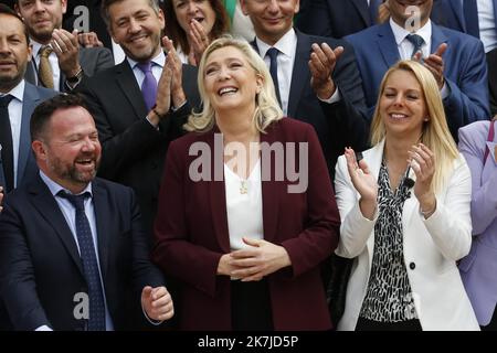 ©Sebastien Muylaert/MAXPPP - Paris 22/06/2022 der rechtsextreme Frassemblement National (RN)-Vorsitzende und Parlamentsabgeordnete Marine Le Pen (C) posiert für ein Familienbild mit Abgeordneten der französischen Nationalversammlung (Assemblee Nationale), drei Tage nach dem Ergebnis der Parlamentswahlen. Paris, 22.06.2022 Stockfoto