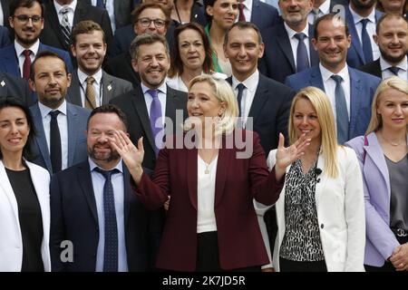 ©Sebastien Muylaert/MAXPPP - Paris 22/06/2022 der rechtsextreme Frassemblement National (RN)-Vorsitzende und Parlamentsabgeordnete Marine Le Pen (C) posiert für ein Familienbild mit Abgeordneten der französischen Nationalversammlung (Assemblee Nationale), drei Tage nach dem Ergebnis der Parlamentswahlen. Paris, 22.06.2022 Stockfoto