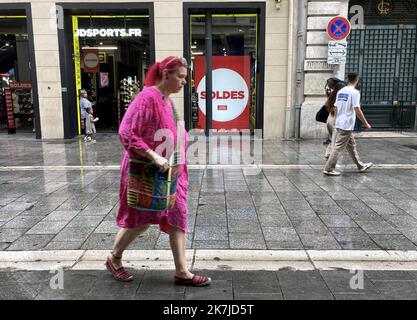 ©PHOTOPQR/LA PROVENCE/VALLAURI Nicolas ; Marseille ; 22/06/2022 ; Premier jour des soldes de l'été 2022 Ici dans la rue commercante de Saint-Ferréol dans le Centre ville de Marseille Illustration Konsommation, Konsommatrice, Konsommateur, Shopping, achat, Boutique, Magasin, Vitrine, vêtement, fringue, bonnes Affaires, réduction, prix - erster Tag der Sommerverkäufe in Frankreich, am 22. 2022. juni Stockfoto