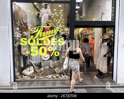 ©PHOTOPQR/LA PROVENCE/VALLAURI Nicolas ; Marseille ; 22/06/2022 ; Premier jour des soldes de l'été 2022 Ici dans la rue commercante de Saint-Ferréol dans le Centre ville de Marseille Illustration Konsommation, Konsommatrice, Konsommateur, Shopping, achat, Boutique, Magasin, Vitrine, vêtement, fringue, bonnes Affaires, réduction, prix - erster Tag der Sommerverkäufe in Frankreich, am 22. 2022. juni Stockfoto