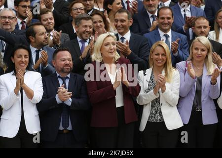 ©Sebastien Muylaert/MAXPPP - Paris 22/06/2022 der rechtsextreme Frassemblement National (RN)-Vorsitzende und Parlamentsabgeordnete Marine Le Pen (C) posiert für ein Familienbild mit Abgeordneten der französischen Nationalversammlung (Assemblee Nationale), drei Tage nach dem Ergebnis der Parlamentswahlen. Paris, 22.06.2022 Stockfoto