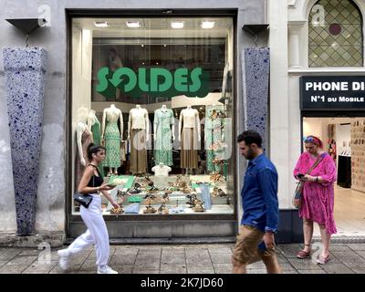 ©PHOTOPQR/LA PROVENCE/VALLAURI Nicolas ; Marseille ; 22/06/2022 ; Premier jour des soldes de l'été 2022 Ici dans la rue commercante de Saint-Ferréol dans le Centre ville de Marseille Illustration Konsommation, Konsommatrice, Konsommateur, Shopping, achat, Boutique, Magasin, Vitrine, vêtement, fringue, bonnes Affaires, réduction, prix - erster Tag der Sommerverkäufe in Frankreich, am 22. 2022. juni Stockfoto