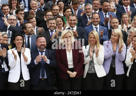 ©Sebastien Muylaert/MAXPPP - Paris 22/06/2022 der rechtsextreme Frassemblement National (RN)-Vorsitzende und Parlamentsabgeordnete Marine Le Pen (C) posiert für ein Familienbild mit Abgeordneten der französischen Nationalversammlung (Assemblee Nationale), drei Tage nach dem Ergebnis der Parlamentswahlen. Paris, 22.06.2022 Stockfoto