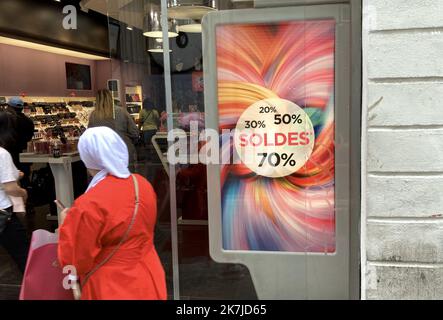 ©PHOTOPQR/LA PROVENCE/VALLAURI Nicolas ; Marseille ; 22/06/2022 ; Premier jour des soldes de l'été 2022 Ici dans la rue commercante de Saint-Ferréol dans le Centre ville de Marseille Illustration Konsommation, Konsommatrice, Konsommateur, Shopping, achat, Boutique, Magasin, Vitrine, vêtement, fringue, bonnes Affaires, réduction, prix - erster Tag der Sommerverkäufe in Frankreich, am 22. 2022. juni Stockfoto