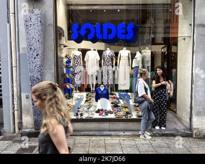 ©PHOTOPQR/LA PROVENCE/VALLAURI Nicolas ; Marseille ; 22/06/2022 ; Premier jour des soldes de l'été 2022 Ici dans la rue commercante de Saint-Ferréol dans le Centre ville de Marseille Illustration Konsommation, Konsommatrice, Konsommateur, Shopping, achat, Boutique, Magasin, Vitrine, vêtement, fringue, bonnes Affaires, réduction, prix - erster Tag der Sommerverkäufe in Frankreich, am 22. 2022. juni Stockfoto