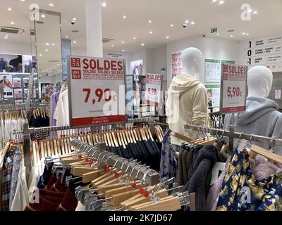 ©PHOTOPQR/LA PROVENCE/VALLAURI Nicolas ; Marseille ; 22/06/2022 ; Premier jour des soldes de l'été 2022 Ici dans la rue commercante de Saint-Ferréol dans le Centre ville de Marseille Illustration Konsommation, Konsommatrice, Konsommateur, Shopping, achat, Boutique, Magasin, Vitrine, vêtement, fringue, bonnes Affaires, réduction, prix - erster Tag der Sommerverkäufe in Frankreich, am 22. 2022. juni Stockfoto