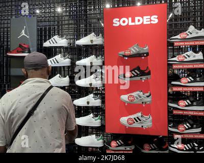 ©PHOTOPQR/LA PROVENCE/VALLAURI Nicolas ; Marseille ; 22/06/2022 ; Premier jour des soldes de l'été 2022 Ici dans la rue commercante de Saint-Ferréol dans le Centre ville de Marseille Illustration Konsommation, Konsommatrice, Konsommateur, Shopping, achat, Boutique, Magasin, Vitrine, vêtement, fringue, bonnes Affaires, réduction, prix - erster Tag der Sommerverkäufe in Frankreich, am 22. 2022. juni Stockfoto