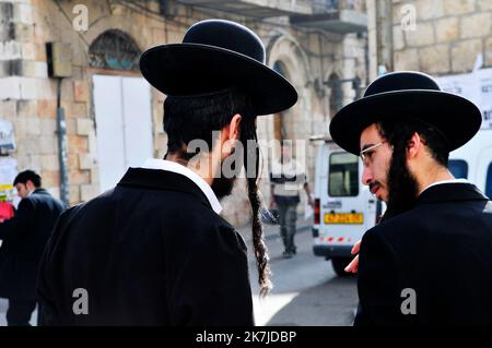 Haredi jüdische Männer, die sich in der Geula ultra-orthodoxen Nachbarschaft in Jerusalem, Israel, unterhalten. Stockfoto