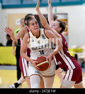 ©PHOTOPQR/LE PROGRES/Catherine AULAZ - Bourg-en-Bresse 24/06/2022 - Tournoi GS Carriat - 24 juin 2022 Tournoi international U20 féminin du GS Carriat Basket Bourg 01 au gymnase Saint-Roch à Bourg-en-Bresse (Ain). 1. Spiel: Lettonie (Bordeau) Fledermaus Allemagne (Blanc) 67-58. LETTONIA gegen Deutschland beim GS Carriat Basket Turnier in Bourg en Bresse, Frankreich, am 24. 2022. juni Stockfoto