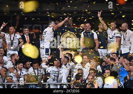 ©Alexandre Dimou/ALEXPRESS/MAXPPP - 24/06/2022 / Frankreich / Saint Denis / Sport / Rugby / Stade de France / Finale 1/2 Top 14 / Montpellier - Bordeaux / Team von Montpellier feiert den Sieg mit Bouclier de Brennus Stockfoto