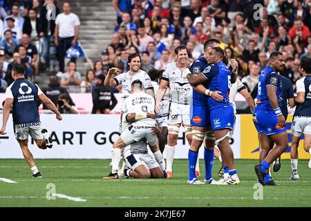 ©Alexandre Dimou/ALEXPRESS/MAXPPP - 24/06/2022 / Frankreich / Saint Denis / Sport / Rugby / Stade de France / Finale 1/2 Top 14 / Montpellier - Bordeaux / Team von Montpellier feiert den Sieg und Mathieu BABILLOT von Castres sieht niedergeschlagen aus Stockfoto