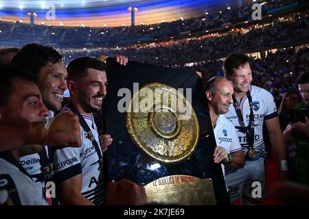 ©Alexandre Dimou/ALEXPRESS/MAXPPP - 24/06/2022 / Frankreich / Saint Denis / Sport / Rugby / Stade de France / Finale 1/2 Top 14 / Montpellier - Bordeaux / Jan SERFONTEIN von Montpellier Philippe SAINT-ANDRE Cheftrainer von Montpellier und Nicolaas VAN RENSBURG von Montpellier feiern den Sieg mit Bouclier de Brennus Stockfoto