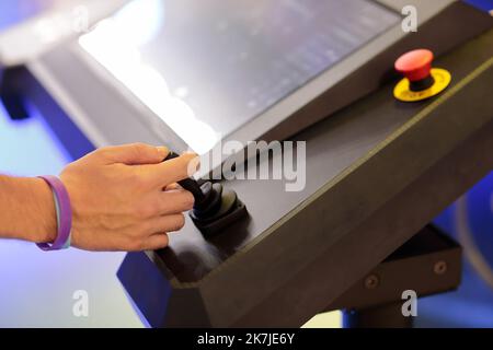 Der Bediener steuert die Ausrüstung mit einem Joystick. Bedienkonsole mit Touchscreen und Joystick. Selektiver Fokus. Stockfoto