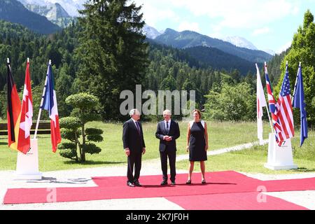 ©Pierre Teyssot/MAXPPP ; G7 Summit Deutschland 2022 . Elmau, KrÃ¼n, Deutschland am 26. Juni 2022. Italiens Premierminister Mario Draghi und Olaf Scholz Bundeskanzler und Frau Ernst . â© Pierre Teyssot/Maxppp Stockfoto