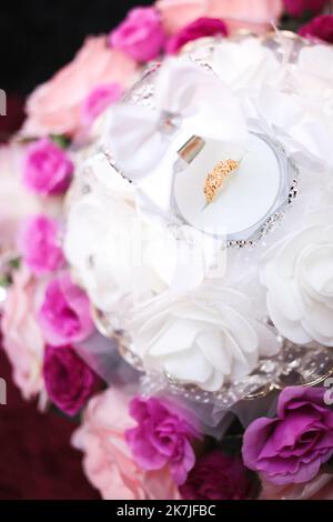 Nahaufnahme des eleganten Diamantrings und selektiver Fokus. Liebes- und Hochzeitskonzept. Stockfoto