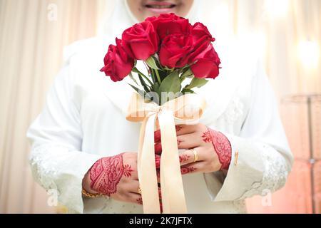 Schönheit Hochzeit Blumenstrauß in den Händen der Braut. Stockfoto