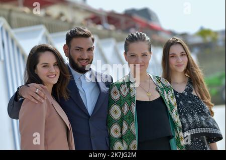 ©FRANCK CASTEL/MAXPPP - 20220006 36. Cabourg Film Festival Day zwei Schauspielerin und Filmregisseurin Noemie Merlant, Schauspieler Gimi-Nicolae Covaci, Sanda Codreanu, Alexia Lefaix nehmen an dem Photo-Call für Mi Iubita Mon Amour CABOURG, FRANKREICH -16. Juni 2022 Teil Stockfoto