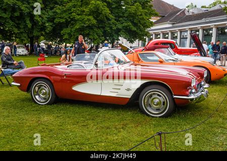 BADEN BADEN, DEUTSCHLAND - JULI 2019: Rot weißer CHEVROLET CORVETTE C1 CABRIO 1961 Cabrio Roadster, Oldtimer-Treffen im Kurpark. Stockfoto