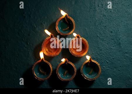 Happy Diwali Festival of Lights teal Farbe Hintergrund mit teal und goldene Farbe traditionellen Ton Öllampen Diya beleuchtet während Deepavali Feier. Stockfoto