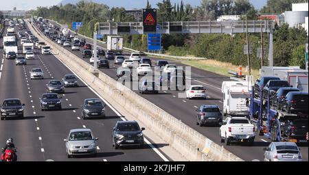 ©PHOTOPQR/LE DAUPHINE/Fabrice HEBRARD ; Valence ; 02/07/2022 ; CIRCULATION / VACANCES / BOUCHON SUR L AUTOROUTE A7 AU NIVEAU DE VALENCE EN DIRECTION DU Sud / starker Stau für Ferien auf der Schnellstraße A7 für Südfrankreich, am 2. 2022. juli Stockfoto