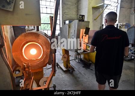 ©PHOTOPQR/L'EST REPUBLICAIN/ALEXANDRE MARCHI ; BACCARAT ; 20/06/2022 ; ARTISANAT DE LUXE - CRISTALLERIE DE BACCARAT - CRISTAL - MOF - MAF - AUSNAHME - SAVOIR FAIRE FRANCAIS. Baccarat 20 juin 2022. UN Meilleur Apprenti de France au travail dans la Manufacture de la cristallerie de Baccarat. FOTO Alexandre MARCHI. - Baccarat, Nordostfrankreich, juni 2022 Baccarat Kristall, feine Glaskunst Stockfoto