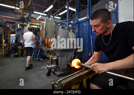 ©PHOTOPQR/L'EST REPUBLICAIN/ALEXANDRE MARCHI ; BACCARAT ; 20/06/2022 ; ARTISANAT DE LUXE - CRISTALLERIE DE BACCARAT - CRISTAL - MOF - MAF - AUSNAHME - SAVOIR FAIRE FRANCAIS. Baccarat 20 juin 2022. UN apprenti au travail dans la Manufacture de la cristallerie de Baccarat. FOTO Alexandre MARCHI. - Baccarat, Nordostfrankreich, juni 2022 Baccarat Kristall, feine Glaskunst Stockfoto