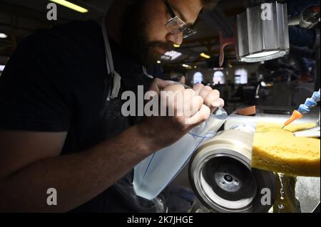 ©PHOTOPQR/L'EST REPUBLICAIN/ALEXANDRE MARCHI ; BACCARAT ; 20/06/2022 ; ARTISANAT DE LUXE - CRISTALLERIE DE BACCARAT - CRISTAL - MOF - MAF - AUSNAHME - SAVOIR FAIRE FRANCAIS. Baccarat 20 juin 2022. Une personne travaille sur un Vase Harcourt dans la Manufacture de la cristallerie de Baccarat. FOTO Alexandre MARCHI. - Baccarat, Nordostfrankreich, juni 2022 Baccarat Kristall, feine Glaskunst Stockfoto