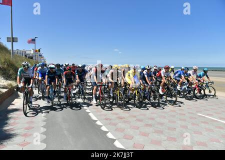 ©PHOTOPQR/VOIX DU NORD/PASCAL BONNIERE ; 05/07/2022 ; DUNKERQUE , le 5 juillet 2022 Sport , Cyclisme , Tour de France , etape Dunkerque - Calais .PHOTO PASCAL BONNIERE / LA VOIX DU Nord - die 109. Ausgabe des Radrennens Tour de France findet vom 01. Bis 24. Juli 2022 statt - Stockfoto