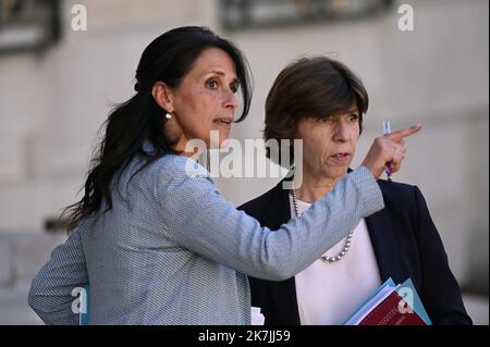 ©Julien Mattia / Le Pictorium/MAXPPP - Paris 05/07/2022 Julien Mattia / Le Pictorium - 5/7/2022 - Frankreich / Ile-de-France / Paris - Catherine COLONNA, Ministre de l'Europe et des Affaires etrangeres et Chrysoula ZACHAROPOULOU, chargee du Developpement, de la Francophonie et des Partenariats internationalen Conseaux en des Ministie A Paris le 04 Juillet 2022 / 5/7/2022 - Frankreich / Ile-de-France (Region) / Paris - Catherine COLONNA, Ministerin für Europa und auswärtige Angelegenheiten, und Chrysoula ZACHAROPOULOU, zuständig für Entwicklung, Frankophonie und internationale Partnerschaften am Ausgang der Stockfoto