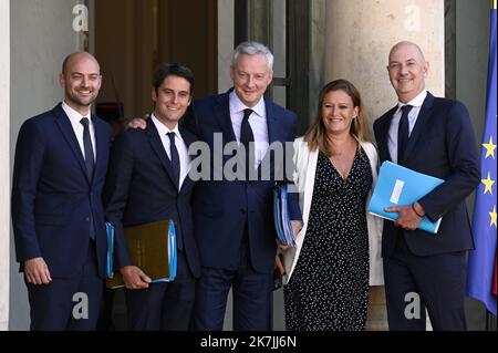 ©Julien Mattia / Le Pictorium/MAXPPP - Paris 05/07/2022 Julien Mattia / Le Pictorium - 5/7/2022 - Frankreich / Ile-de-France / Paris - Jean-Noel BARROT, Charge de la Transition numerique et des Telecommunications, Gabriel ATTAL, Charge des Comptes public, Bruno LE MAIRE, Ministre de l'Economie, Des Finances et de la Souverainete industrielle et Numerique, Olivia GREGOIRE, chargee des Petites et Moyennes Entreprises, du Commerce, de l'Artisanat et du Tourisme et Roland LESCURE, Charge de l'Industrie en sortie du Conseil des Ministres, a Paris le 04 Juillet 2022 / 5/7/2022 - Frankreich / Ile-de-France ( Stockfoto