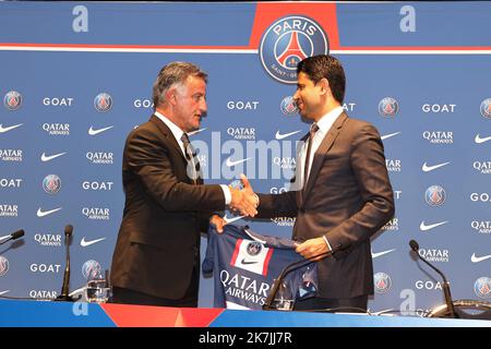 ©PHOTOPQR/LE PARISIEN/Fred Dugit ; Paris ; 05/07/2022 ; Sports Parc des Princes (Paris XVIe), le 05 juillet 2022 Conférence de Presse et intronisation du nouvel entraineur du Paris Saint Germain Christophe Galtier Christophe Galtier et Nasser al-Khelaïfi Président du PSG Photo LP / Fred Dugit - Paris, Frankreich, juli 5. 2022 Pressekonferenz für den neuen Trainer des französischen Fußballvereins PSG Stockfoto