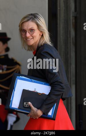 ©Julien Mattia / Le Pictorium/MAXPPP - Paris 05/07/2022 Julien Mattia / Le Pictorium - 5/7/2022 - Frankreich / Ile-de-France / Paris - Agnes PANNIER-RUNACHER, Ministre de la Transition energetique en sortie du Conseil des Ministres, A Paris le 04 Juillet 2022 / 5/7/2022 - Frankreich / Ile-de-France (Region) / Paris - Agnes PANNIER-RUNACHER, Ministerin für Energiewende, am Ende des Ministerrats am 04. Juli 2022 in Paris Stockfoto