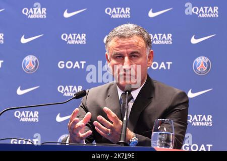 ©PHOTOPQR/LE PARISIEN/Fred Dugit ; Paris ; 05/07/2022 ; Sports Parc des Princes (Paris XVIe), le 05 juillet 2022 Conférence de Presse et intronisation du nouvel entraineur du Paris Saint Germain Christophe Galtier Photo LP / Fred Dugit - Paris, Frankreich, pressekonferenz zum neuen Trainer des französischen Fußballvereins PSG vom 5. 2022. juli Stockfoto