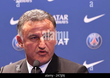 ©PHOTOPQR/LE PARISIEN/Fred Dugit ; Paris ; 05/07/2022 ; Sports Parc des Princes (Paris XVIe), le 05 juillet 2022 Conférence de Presse et intronisation du nouvel entraineur du Paris Saint Germain Christophe Galtier Photo LP / Fred Dugit - Paris, Frankreich, pressekonferenz zum neuen Trainer des französischen Fußballvereins PSG vom 5. 2022. juli Stockfoto