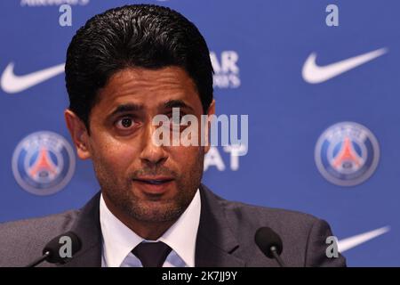 ©PHOTOPQR/LE PARISIEN/Fred Dugit ; Paris ; 05/07/2022 ; Sports Parc des Princes (Paris XVIe), le 05 juillet 2022 Conférence de Presse et intronisation du nouvel entraineur du Paris Saint Germain ChristopheGaltier Nasser al-Khelaïfi Président du PSG Photo LP / Fred Dugit - Paris, Frankreich, juli 5. 2022 Pressekonferenz für den neuen Trainer des französischen Fußballvereins PSG Stockfoto