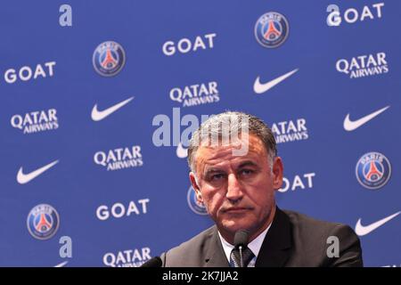 ©PHOTOPQR/LE PARISIEN/Fred Dugit ; Paris ; 05/07/2022 ; Sports Parc des Princes (Paris XVIe), le 05 juillet 2022 Conférence de Presse et intronisation du nouvel entraineur du Paris Saint Germain Christophe Galtier Photo LP / Fred Dugit - Paris, Frankreich, pressekonferenz zum neuen Trainer des französischen Fußballvereins PSG vom 5. 2022. juli Stockfoto