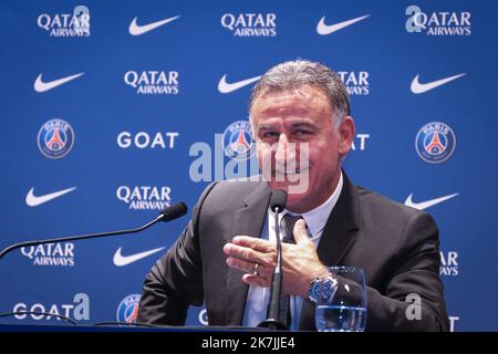 ©PHOTOPQR/LE PARISIEN/Fred Dugit ; Paris ; 05/07/2022 ; Sports Parc des Princes (Paris XVIe), le 05 juillet 2022 Conférence de Presse et intronisation du nouvel entraineur du Paris Saint Germain Christophe Galtier en présence du président du PSG Juli 5. 2022 Fußball : Paris, Frankreich, pressekonferenz vom juli 5. 2022 für den neuen Trainer des französischen Fußballvereins PSG, ChristopheGaltier Stockfoto