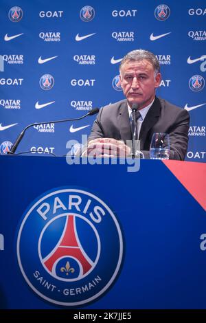 ©PHOTOPQR/LE PARISIEN/Fred Dugit ; Paris ; 05/07/2022 ; Sports Parc des Princes (Paris XVIe), le 05 juillet 2022 Conférence de Presse et intronisation du nouvel entraineur du Paris Saint Germain Christophe Galtier en présence du président du PSG Juli 5. 2022 Fußball : Paris, Frankreich, pressekonferenz vom juli 5. 2022 für den neuen Trainer des französischen Fußballvereins PSG, ChristopheGaltier Stockfoto