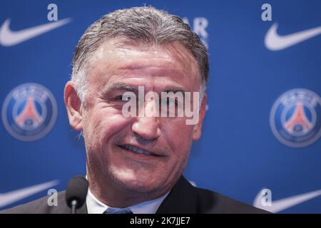 ©PHOTOPQR/LE PARISIEN/Fred Dugit ; Paris ; 05/07/2022 ; Sports Parc des Princes (Paris XVIe), le 05 juillet 2022 Conférence de Presse et intronisation du nouvel entraineur du Paris Saint Germain Christophe Galtier en présence du président du PSG Juli 5. 2022 Fußball : Paris, Frankreich, pressekonferenz vom juli 5. 2022 für den neuen Trainer des französischen Fußballvereins PSG, ChristopheGaltier Stockfoto