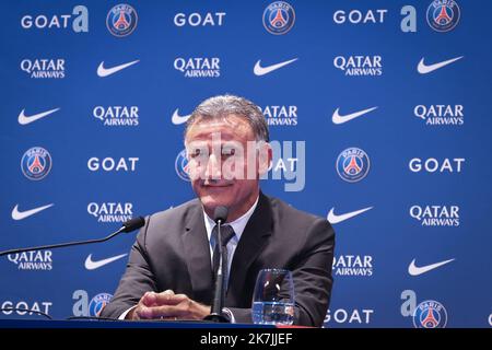 ©PHOTOPQR/LE PARISIEN/Fred Dugit ; Paris ; 05/07/2022 ; Sports Parc des Princes (Paris XVIe), le 05 juillet 2022 Conférence de Presse et intronisation du nouvel entraineur du Paris Saint Germain Christophe Galtier en présence du président du PSG Juli 5. 2022 Fußball : Paris, Frankreich, pressekonferenz vom juli 5. 2022 für den neuen Trainer des französischen Fußballvereins PSG, ChristopheGaltier Stockfoto