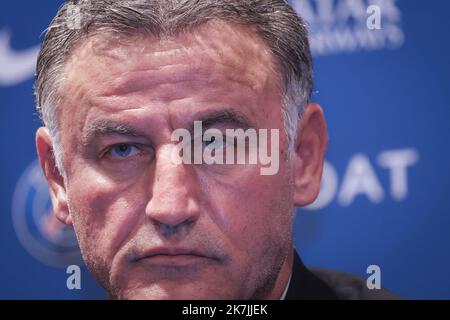 ©PHOTOPQR/LE PARISIEN/Fred Dugit ; Paris ; 05/07/2022 ; Sports Parc des Princes (Paris XVIe), le 05 juillet 2022 Conférence de Presse et intronisation du nouvel entraineur du Paris Saint Germain Christophe Galtier en présence du président du PSG Juli 5. 2022 Fußball : Paris, Frankreich, pressekonferenz vom juli 5. 2022 für den neuen Trainer des französischen Fußballvereins PSG, ChristopheGaltier Stockfoto