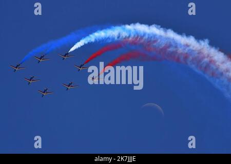 ©PHOTOPQR/PRESSE OCEAN/Photo Presse OcŽan-Nathalie Bourreau ; ; 03/07/2022 ; ©PHOTOPQR/NATHALIE BOURREAU/PRESSE OCEAN NANTES LE 3/07/22 Pornic Les Ailes Bleues, l'EvŽnement AŽronautique des Pays de la Loire revient pour une nouvelle fois ˆ Pornic . 6 ME venue de la Patrouille de France ˆ Pornic! - Die Patrouille acrobatique de France 'French acrobatic Patrol', auch bekannt als Patrouille de France (PAF), ist die Präzisionskunstflugdemonstration der französischen Luft- und Raumfahrtstreitkräfte, die 1953 offiziell in Betrieb genommen wurde. Stockfoto