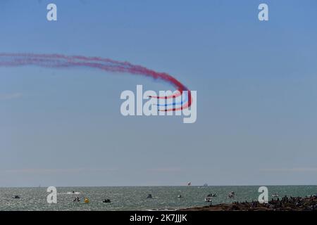 ©PHOTOPQR/PRESSE OCEAN/Photo Presse OcŽan-Nathalie Bourreau ; ; 03/07/2022 ; ©PHOTOPQR/NATHALIE BOURREAU/PRESSE OCEAN NANTES LE 3/07/22 Pornic Les Ailes Bleues, l'EvŽnement AŽronautique des Pays de la Loire revient pour une nouvelle fois ˆ Pornic . 6 ME venue de la Patrouille de France ˆ Pornic! - Die Patrouille acrobatique de France 'French acrobatic Patrol', auch bekannt als Patrouille de France (PAF), ist die Präzisionskunstflugdemonstration der französischen Luft- und Raumfahrtstreitkräfte, die 1953 offiziell in Betrieb genommen wurde. Stockfoto